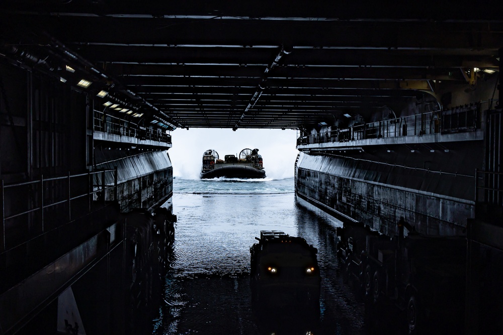 22nd MEU(SOC) | LCAC Onload Operations for Deployment