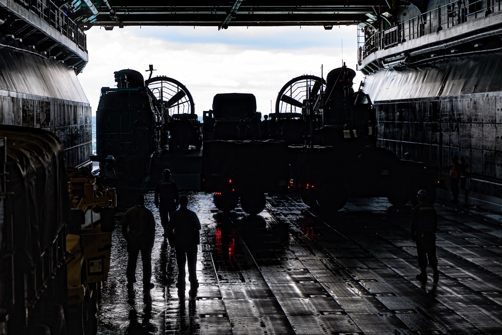 22nd MEU(SOC) | LCAC Onload Operations for Deployment