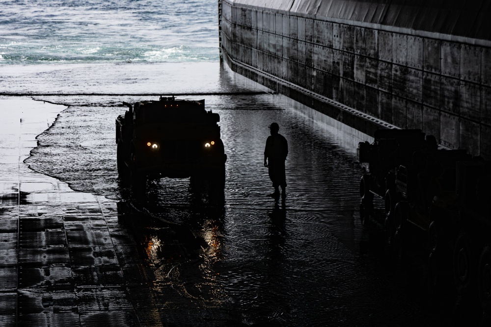 22nd MEU(SOC) | LCAC Onload Operations for Deployment