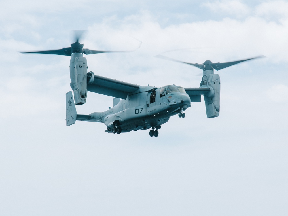 22nd MEU(SOC) | VMM-263 (REIN) Transports Cargo on USS Iwo Jima