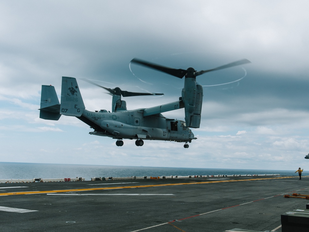 22nd MEU(SOC) | VMM-263 (REIN) Transports Cargo on USS Iwo Jima