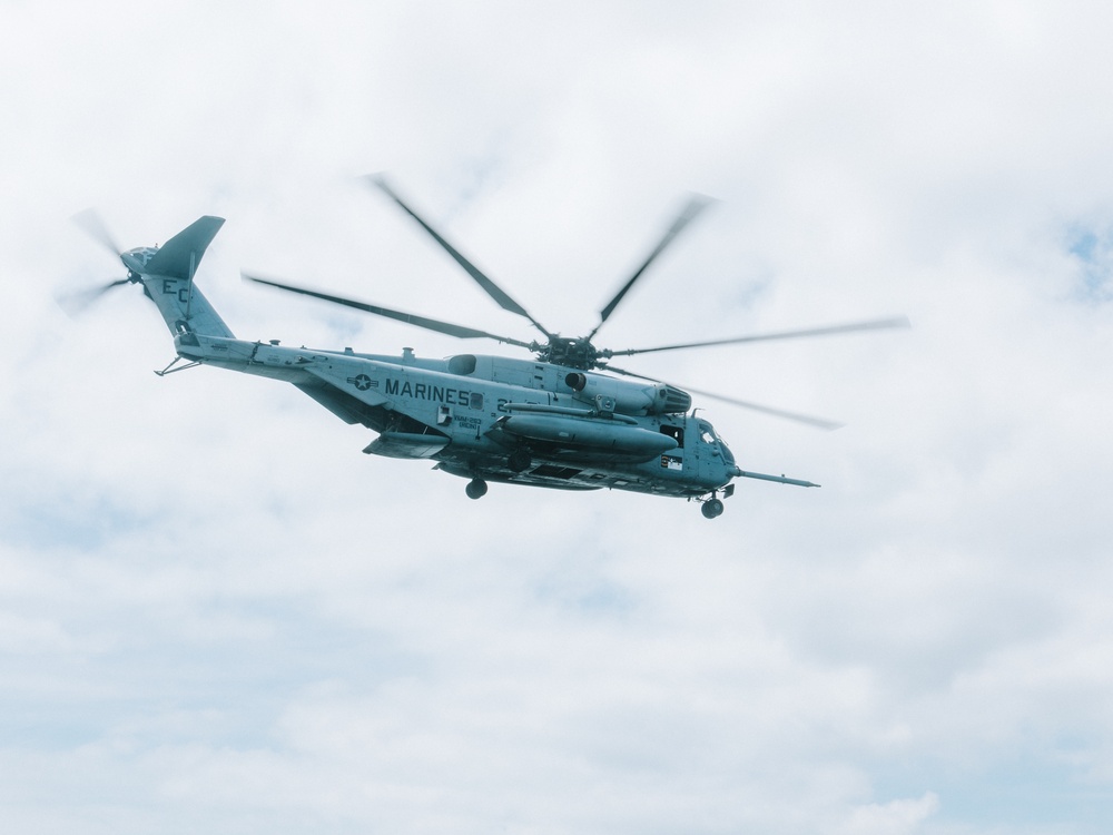 22nd MEU(SOC) | VMM-263 (REIN) Transports Cargo on USS Iwo Jima