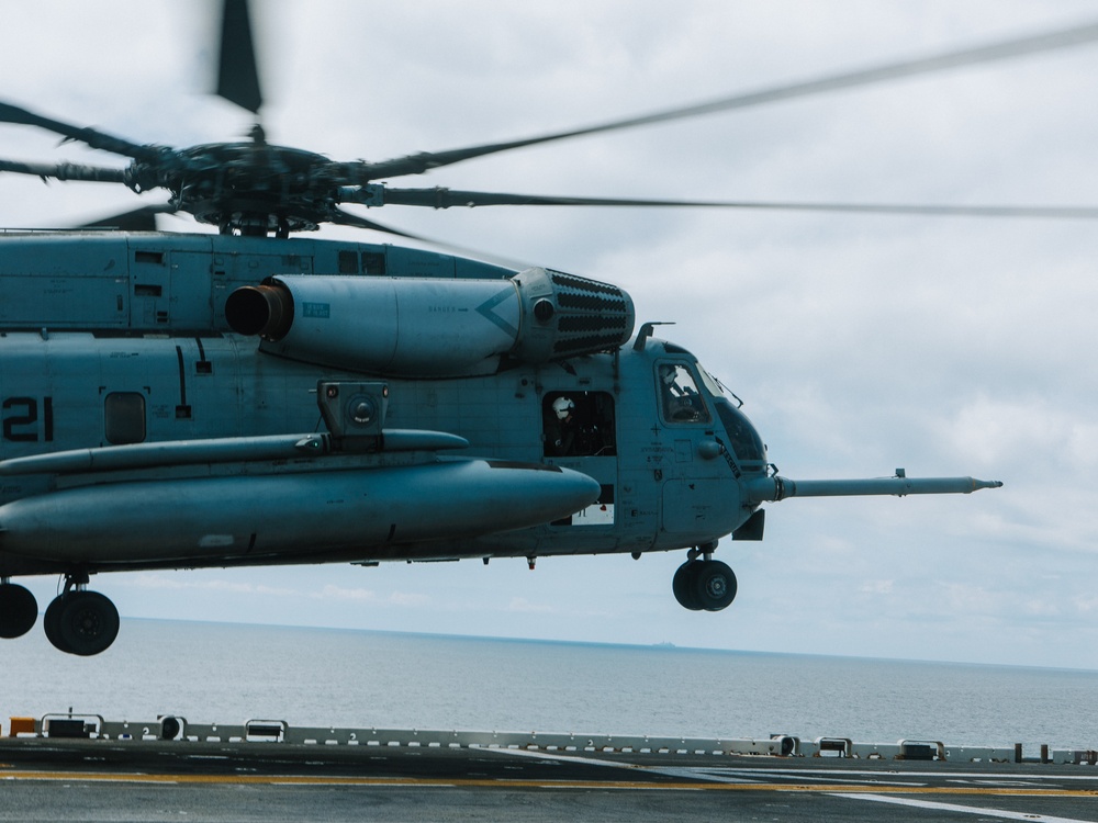 22nd MEU(SOC) | VMM-263 (REIN) Transports Cargo on USS Iwo Jima