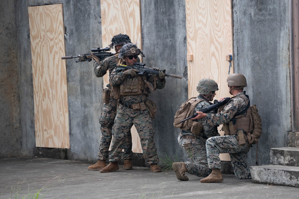 MWSS-172, 3rd LSB combat engineers practice urban breaching