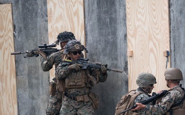 MWSS-172, 3rd LSB combat engineers practice urban breaching