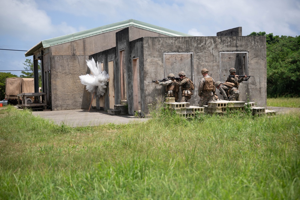 MWSS-172, 3rd LSB combat engineers practice urban breaching