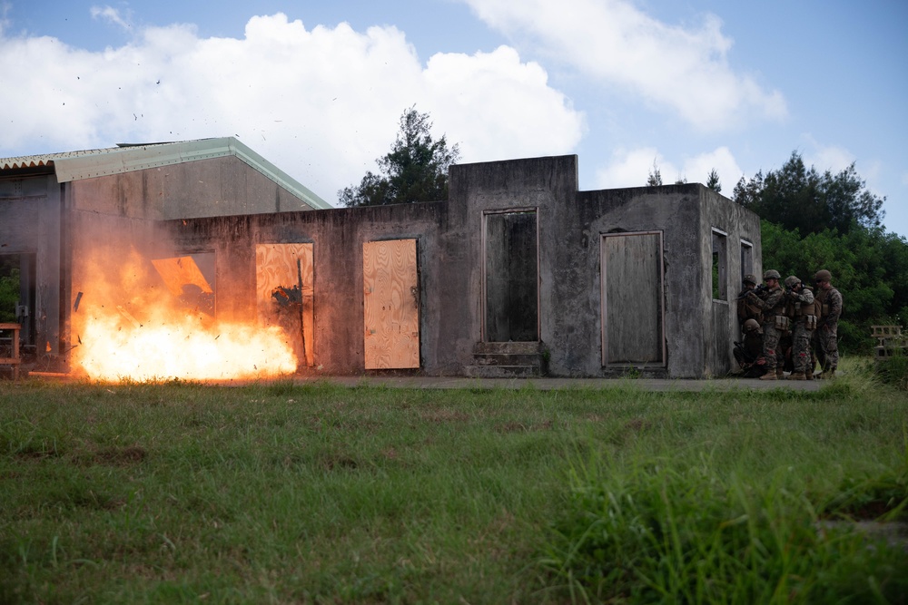MWSS-172, 3rd LSB combat engineers practice urban breaching