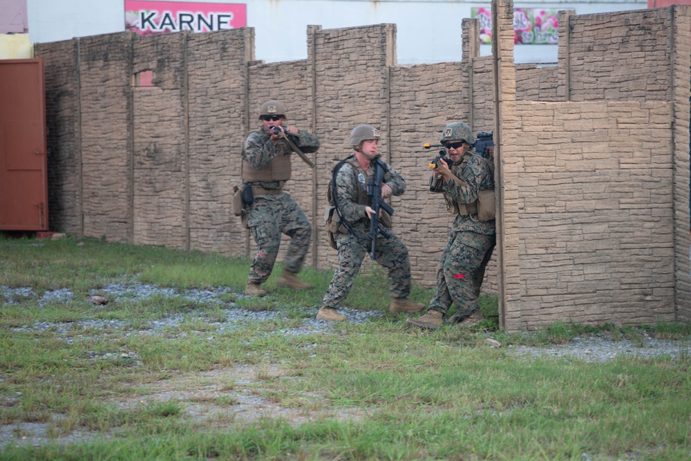 MWSS-172, 3rd LSB combat engineers practice urban breaching