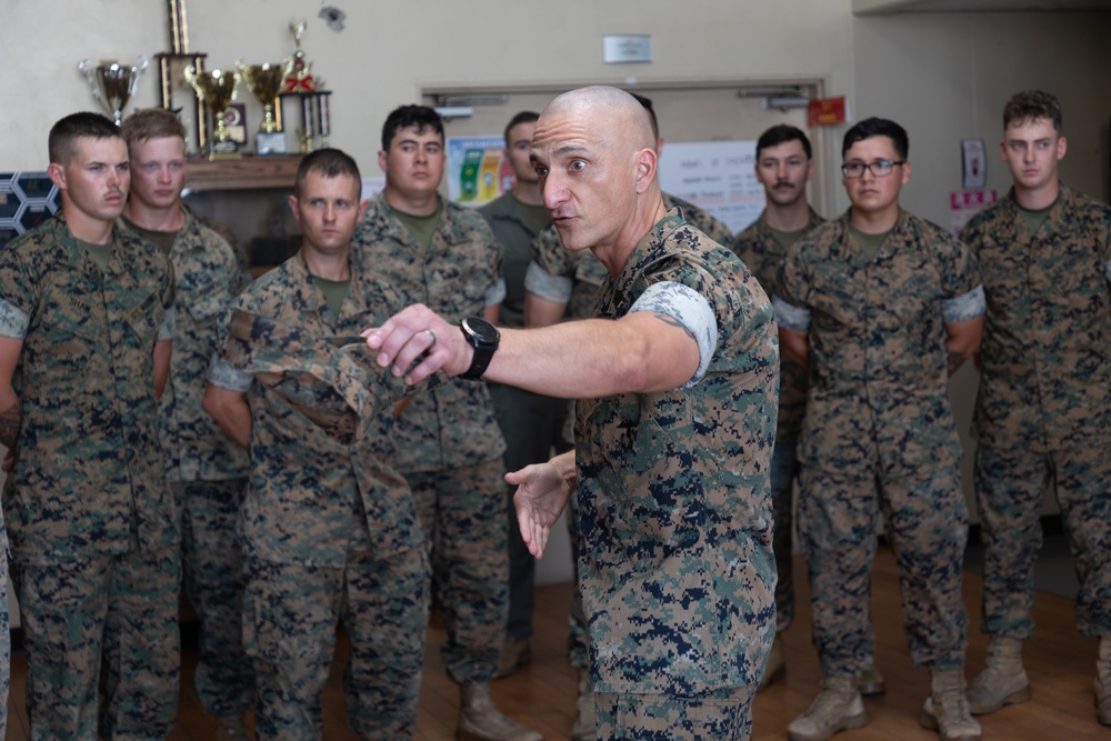 1st MAW commanding general tours MWSS-471, MWSS-172 workspaces