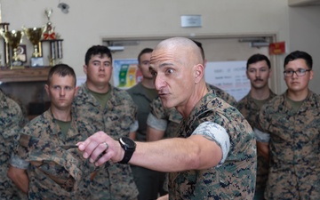 1st MAW commanding general tours MWSS-471, MWSS-172 workspaces