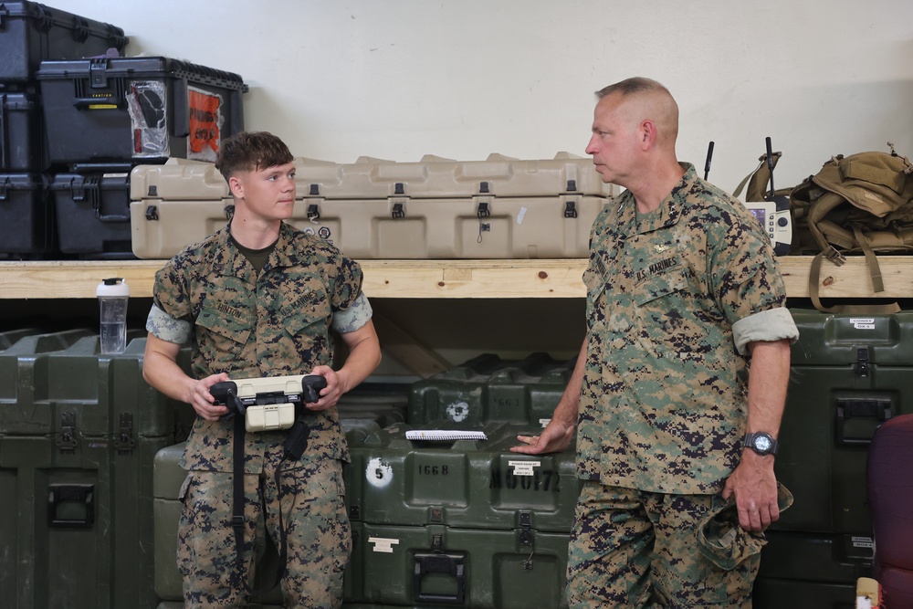 1st MAW commanding general tours MWSS-471, MWSS-172 workspaces