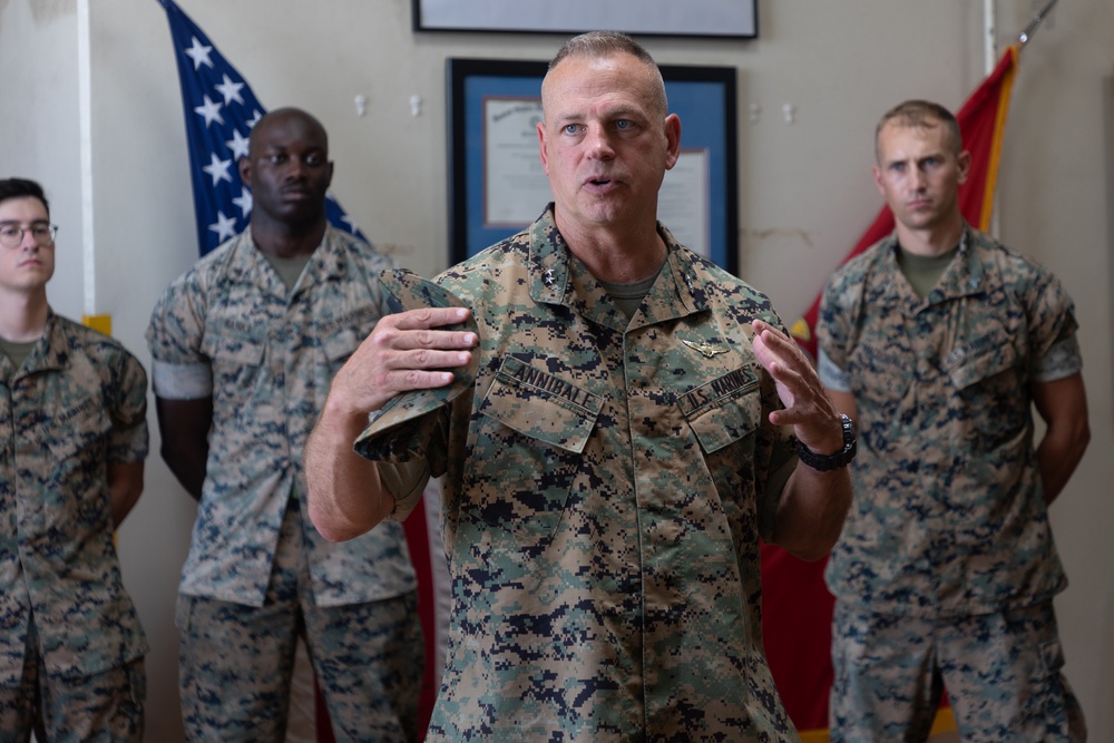 1st MAW commanding general tours MWSS-471, MWSS-172 workspaces