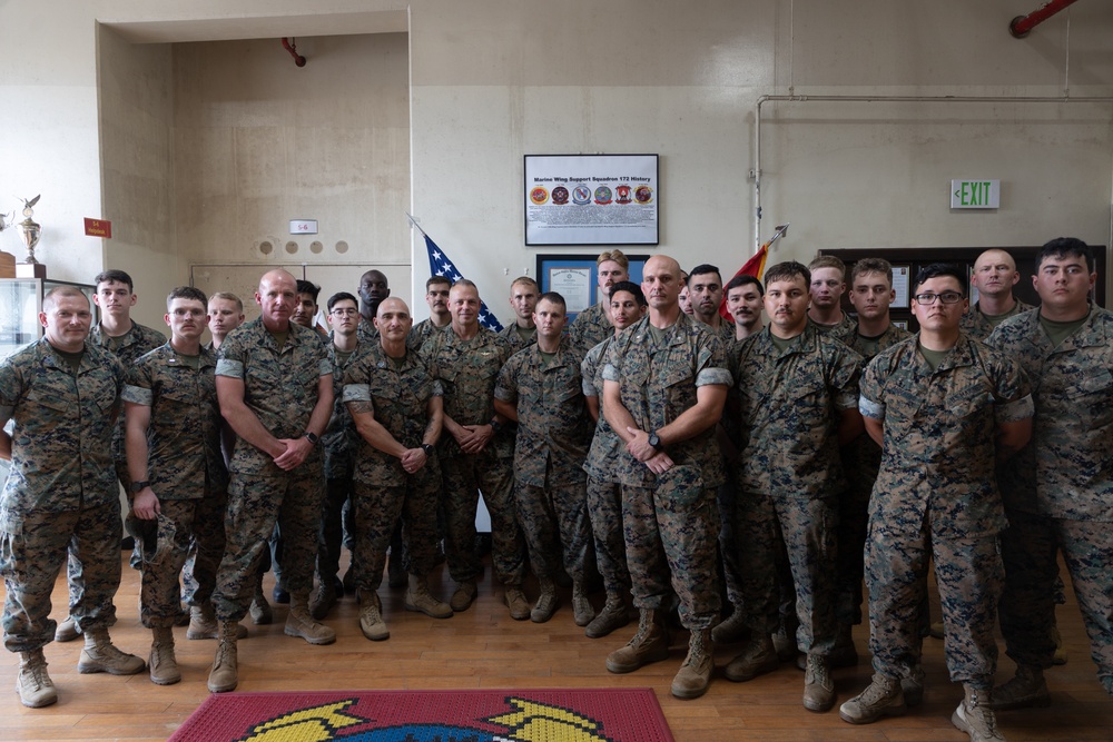 1st MAW commanding general tours MWSS-471, MWSS-172 workspaces