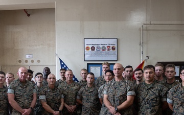 1st MAW commanding general tours MWSS-471, MWSS-172 workspaces