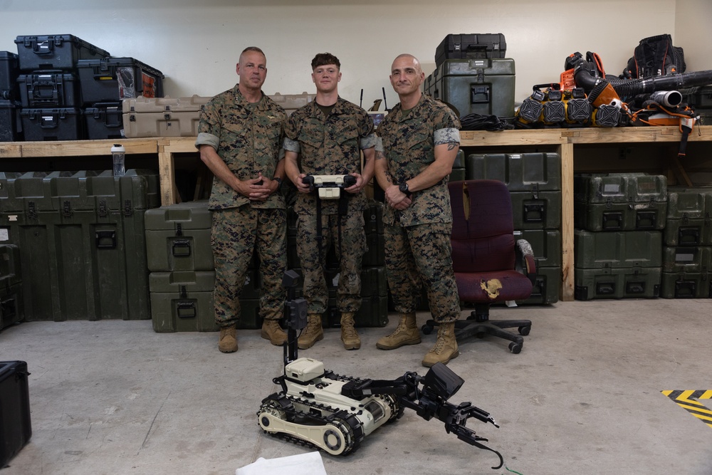 1st MAW commanding general tours MWSS-471, MWSS-172 workspaces