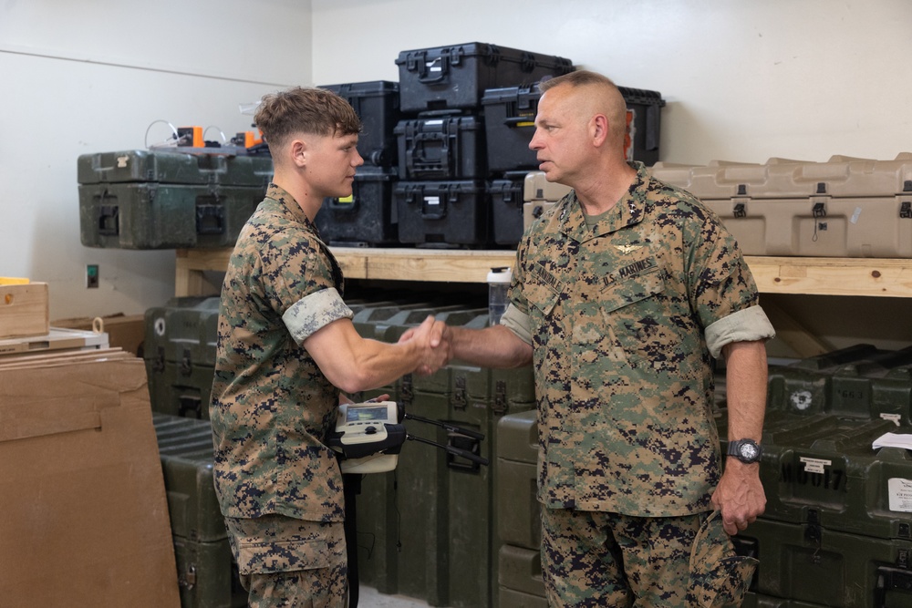 1st MAW commanding general tours MWSS-471, MWSS-172 workspaces