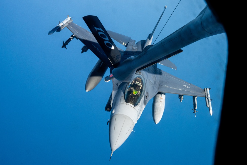 100th ARW refuels 31st FW F-16s