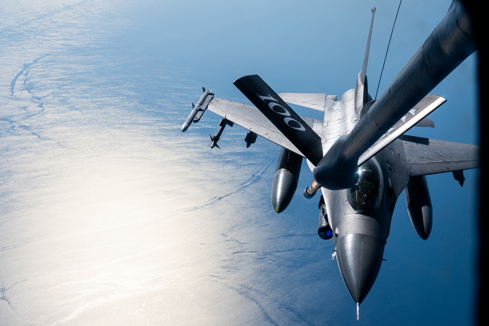 100th ARW refuels 31st FW F-16s