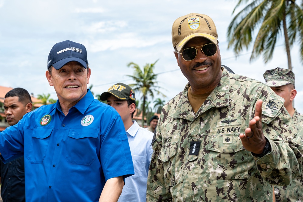 SOUTHCOM Commander visits combined jungle orientation course
