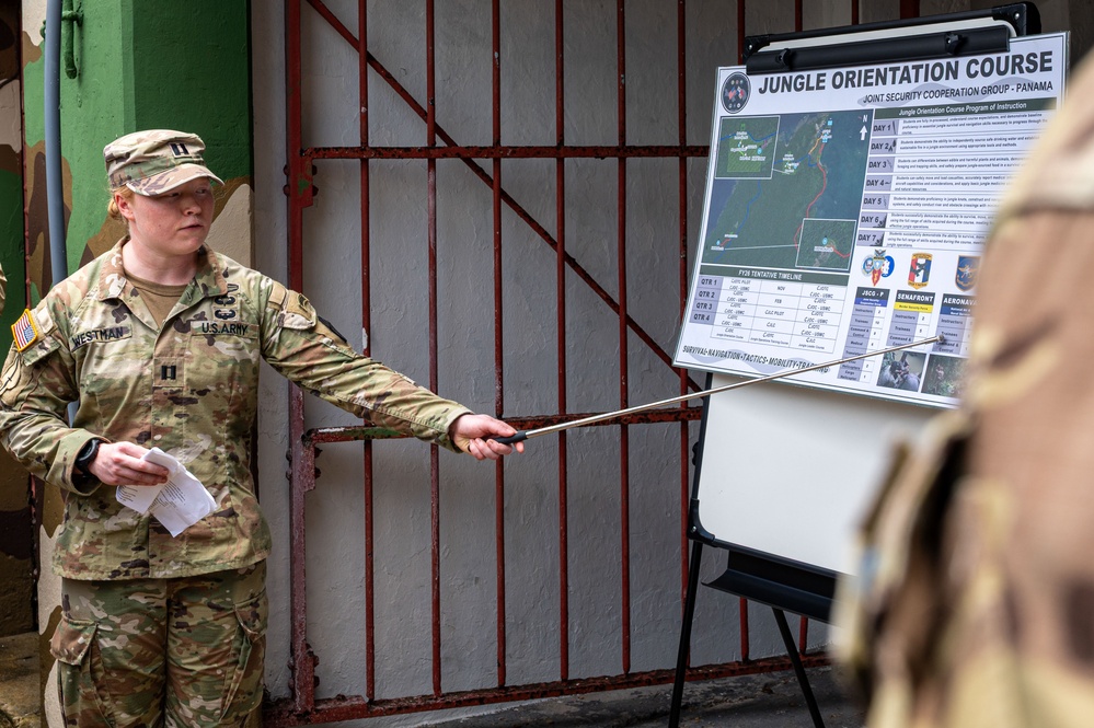 SOUTHCOM Commander visits combined jungle orientation course