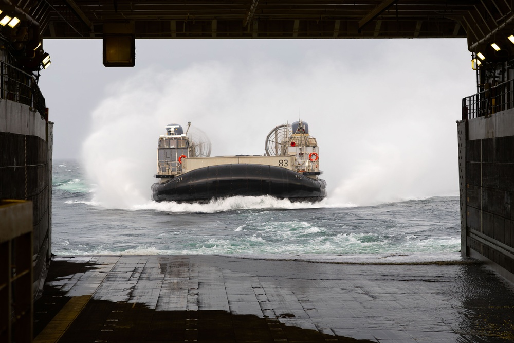 USS San Antonio (LPD 17) conducts LCAC operations during Marine onload