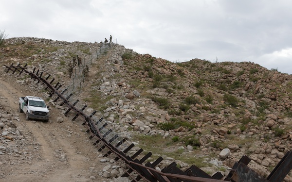642nd Engineer Support Company builds an obstacle at the southern border