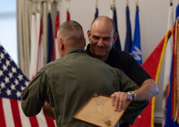 Mayor of Havelock becomes an honorary member of 2nd MAW