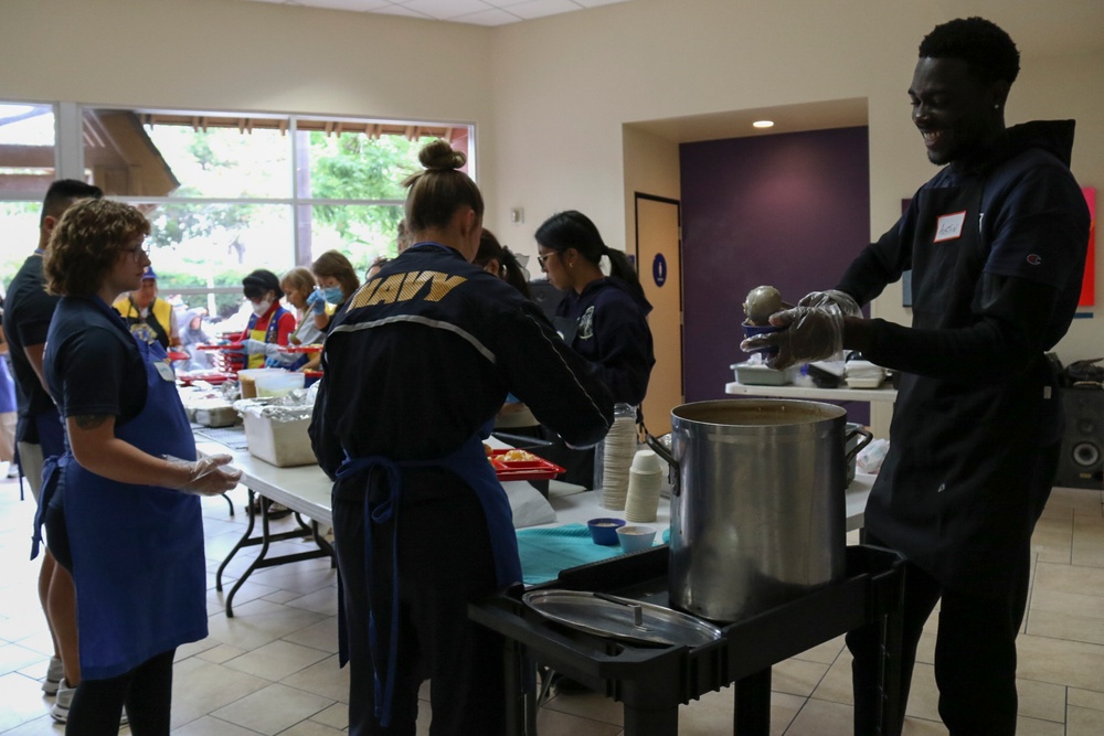 COMLCSRON One volunteers at Third Avenue Charitable Organization