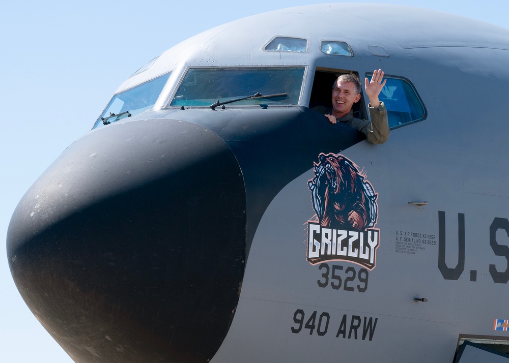 940th Deputy Commander Completes Final Flight