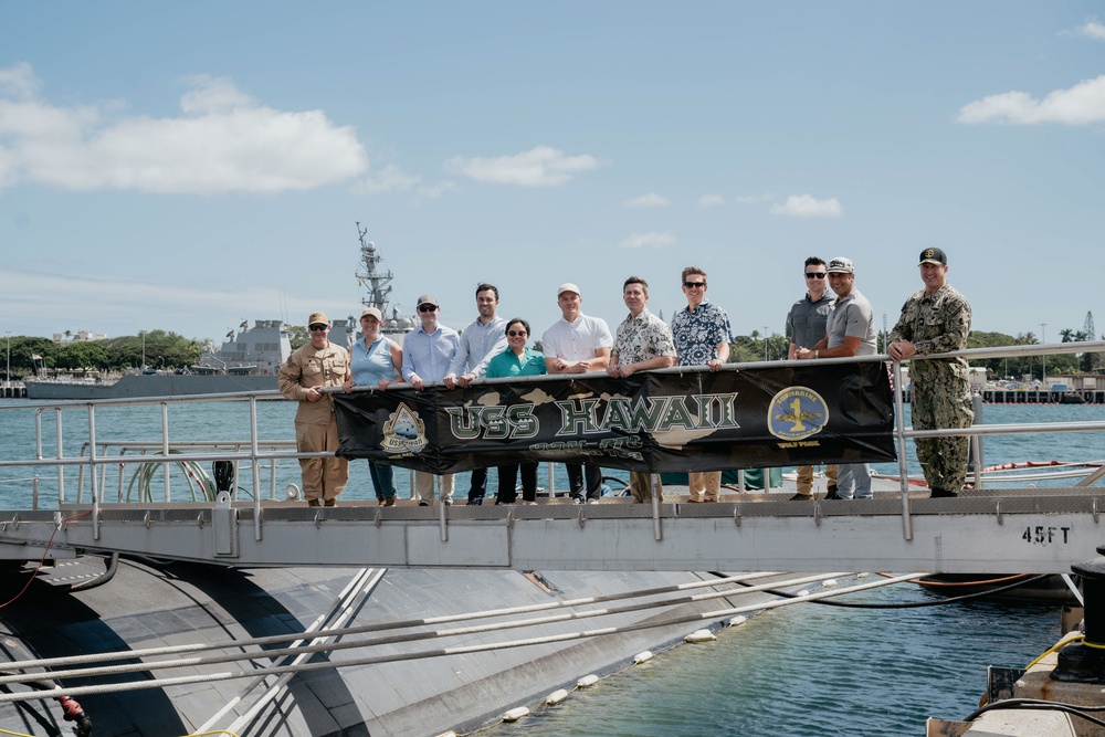 Congressional Staff Delegation Visits USS Hawaii (SSN 776)