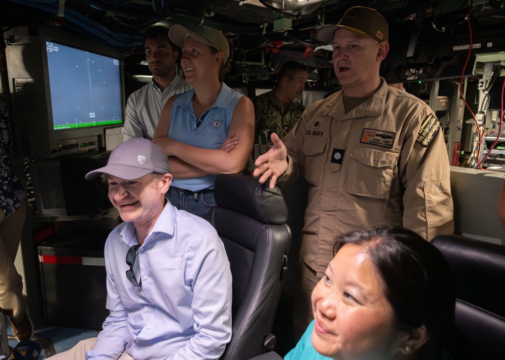 Congressional Staff Delegation Visits USS Hawaii (SSN 776)