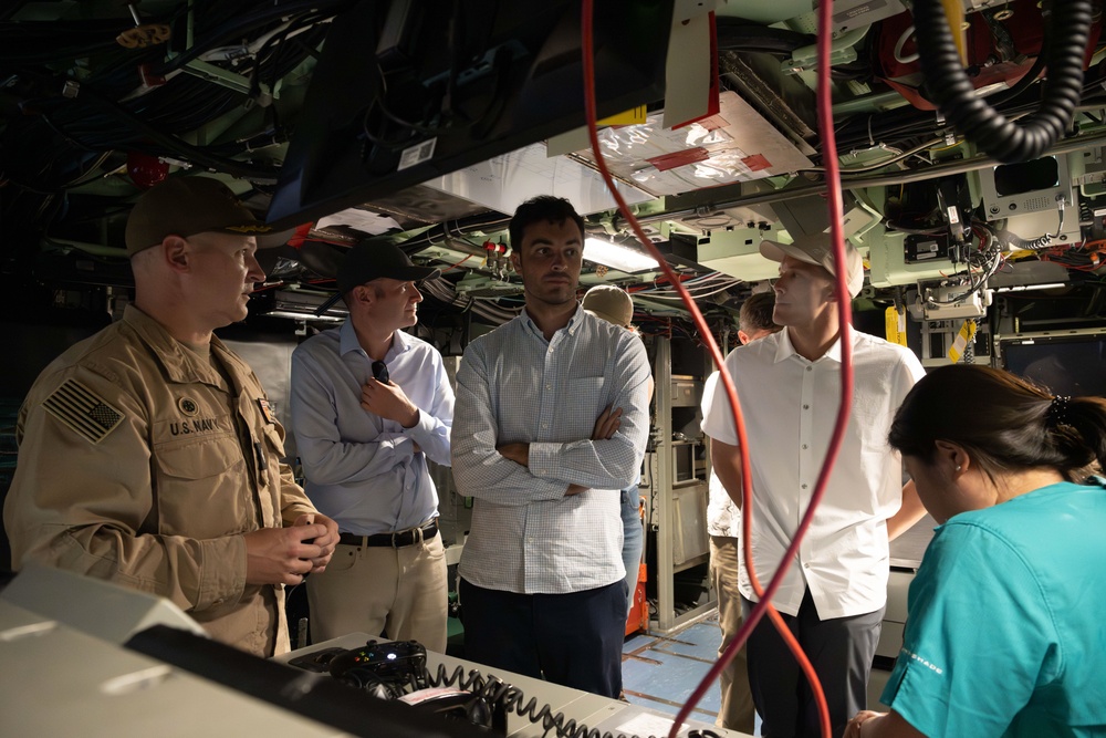 Congressional Staff Delegation Visits USS Hawaii (SSN 776)