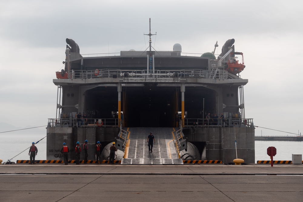 USNS Guam offloads equipment at MCAS Iwakuni
