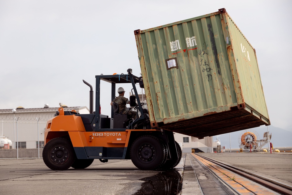 USNS Guam offloads equipment at MCAS Iwakuni
