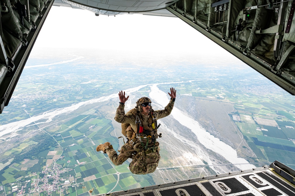 DVIDS - Images - 57th RQS conducts HALO training [Image 8 of 9]