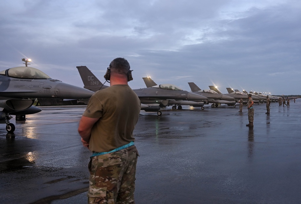 113th Maintenance Group crew chiefs ready F-16s for redeployment during REFORPAC