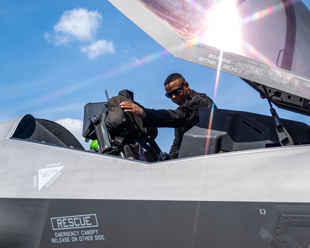 F-35A Demonstration Team Performs at Abbotsford