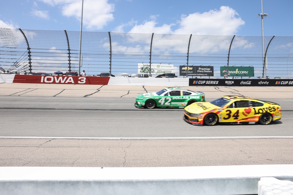 Race cars compete at Iowa Corn 350