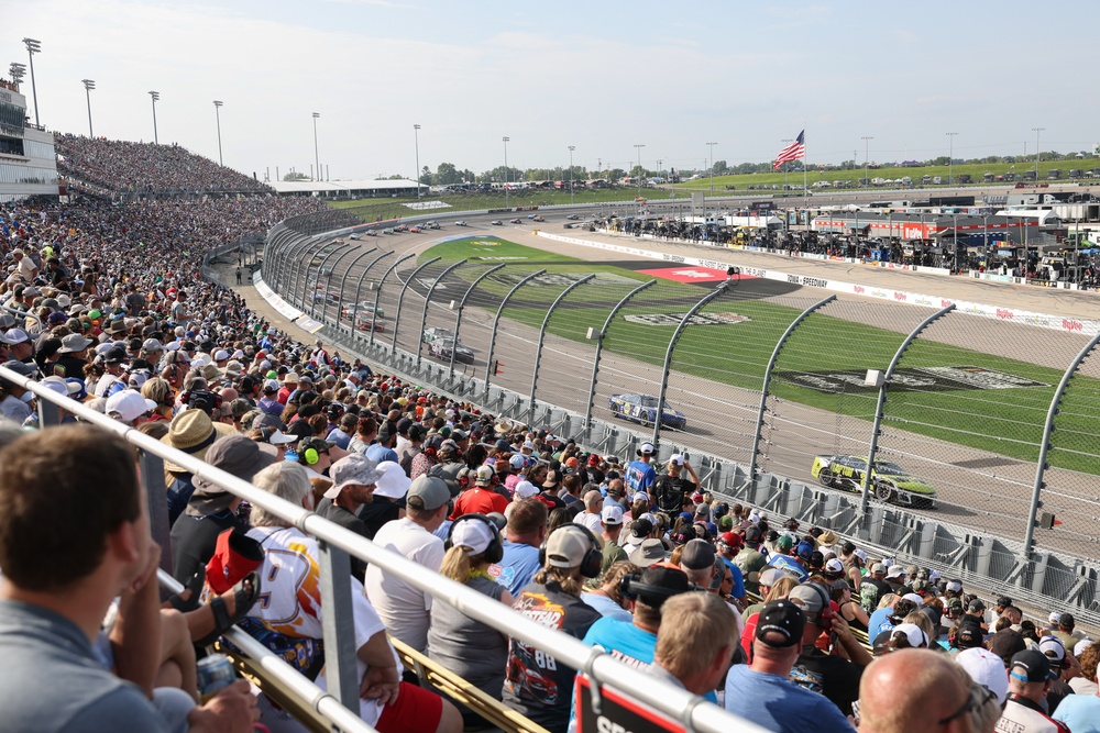 Race cars compete at Iowa Corn 350