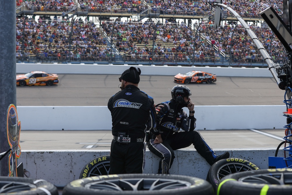 Pit crew works during Iowa Corn 350