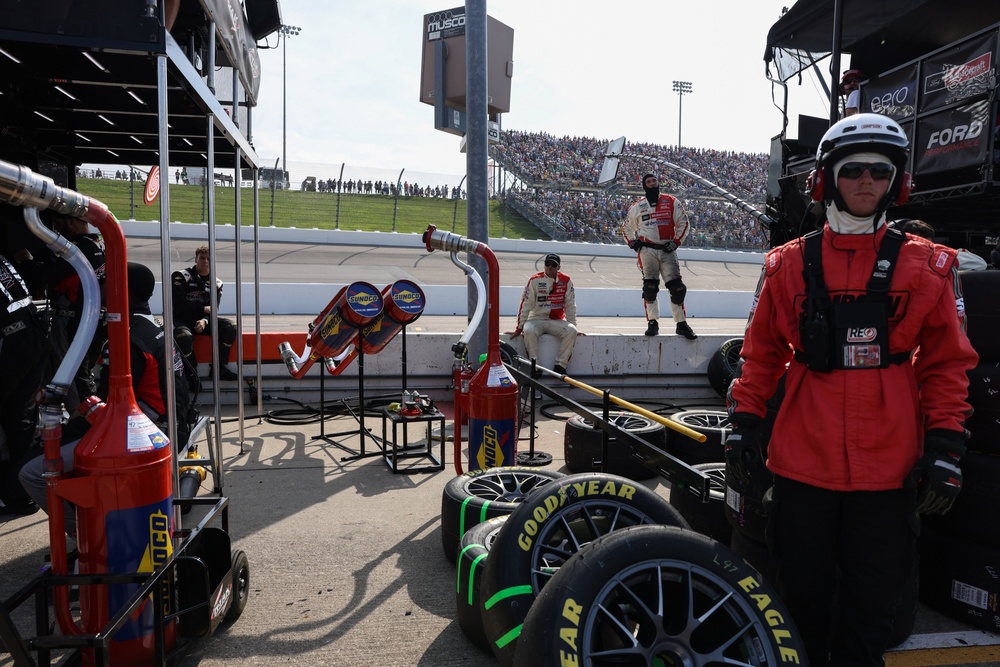 Pit crew works during Iowa Corn 350