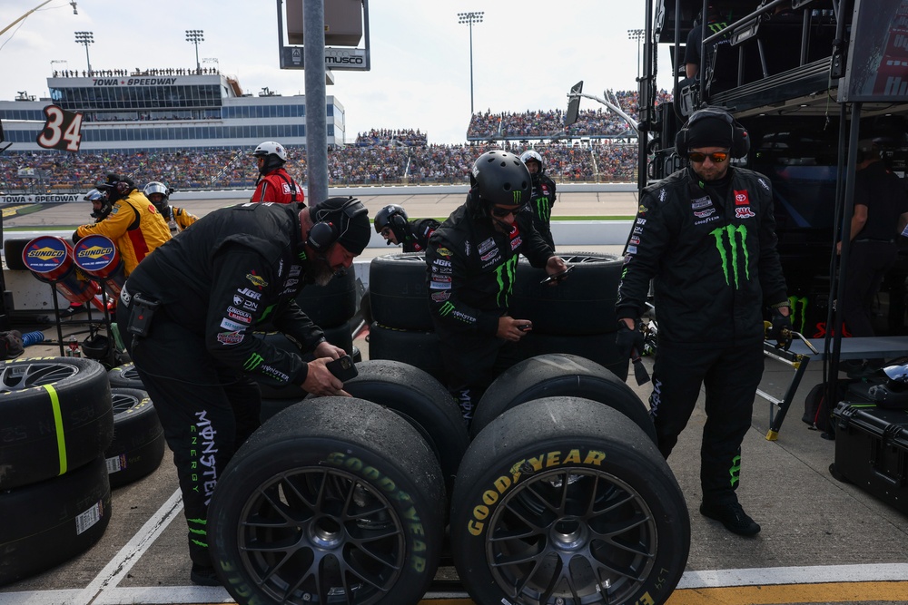 Pit crew works during Iowa Corn 350