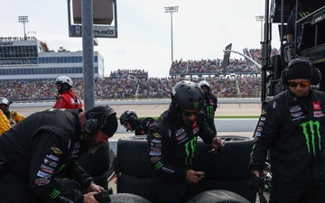 Pit crew works during Iowa Corn 350
