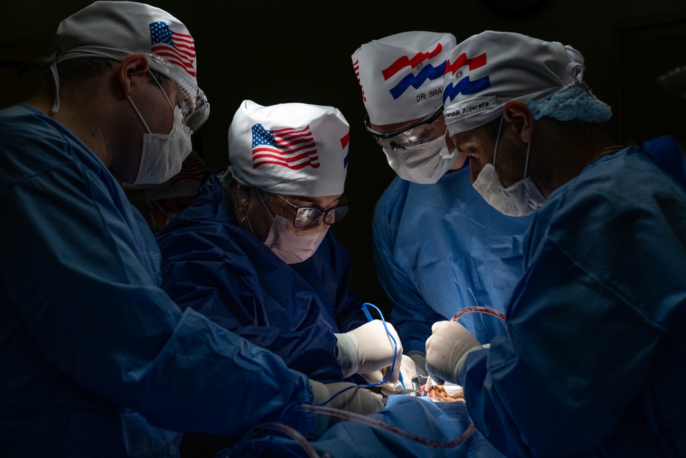 Paraguayan, U.S. surgeons restore sight, rebuild face during AMISTAD 2025