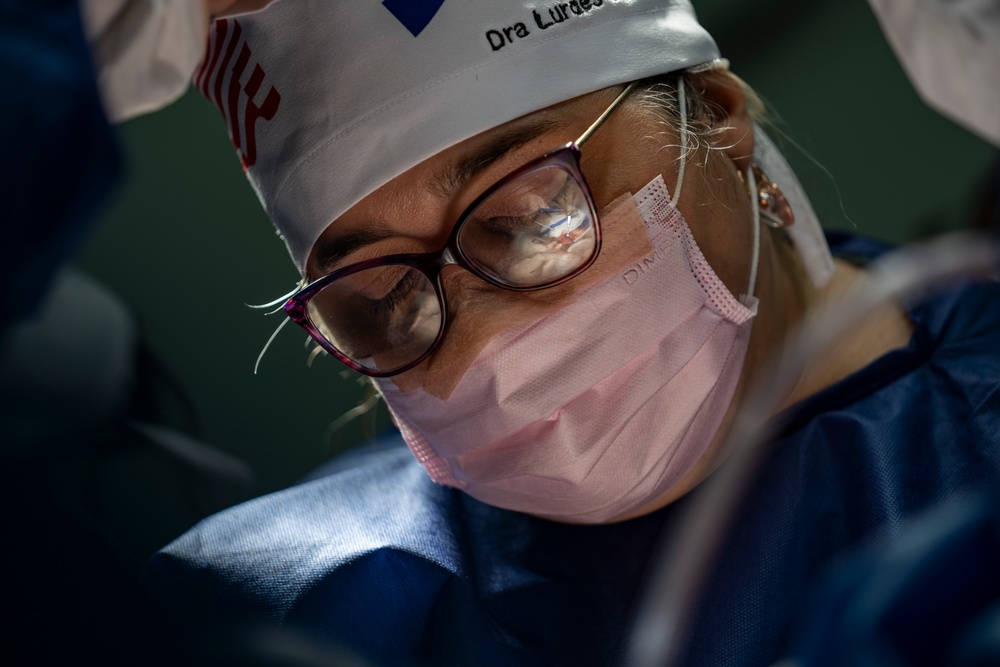 Paraguayan, U.S. surgeons restore sight, rebuild face during AMISTAD 2025