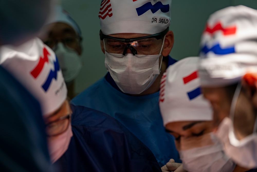 Paraguayan, U.S. surgeons restore sight, rebuild face during AMISTAD 2025