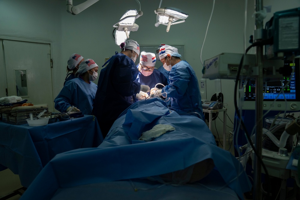 Paraguayan, U.S. surgeons restore sight, rebuild face during AMISTAD 2025