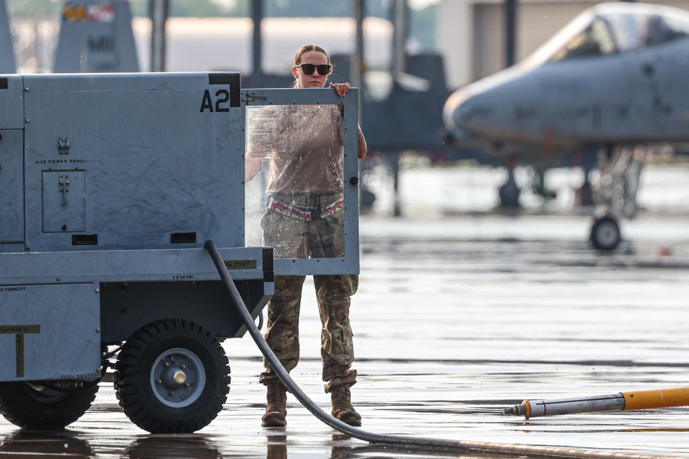 Crew Chiefs Prepare KC-135 Stratotankers to Launch