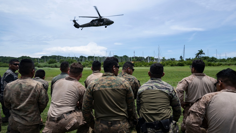 Panamanian and U.S. Forces conduct jungle orientation course