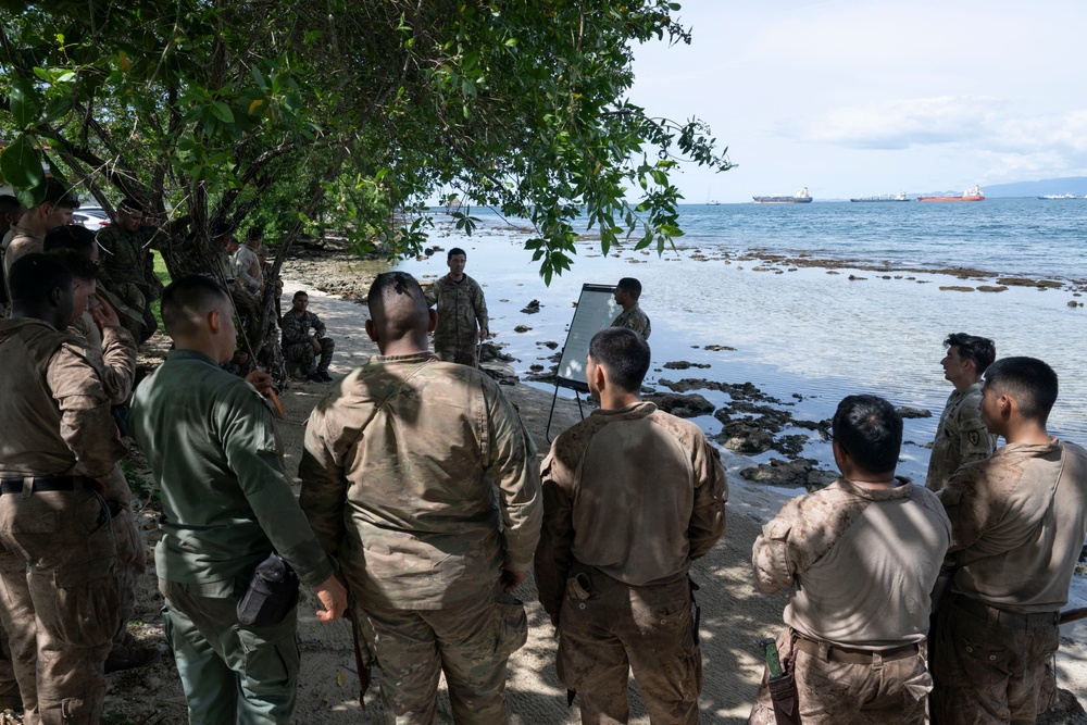 Panamanian and U.S. Forces conduct jungle orientation course